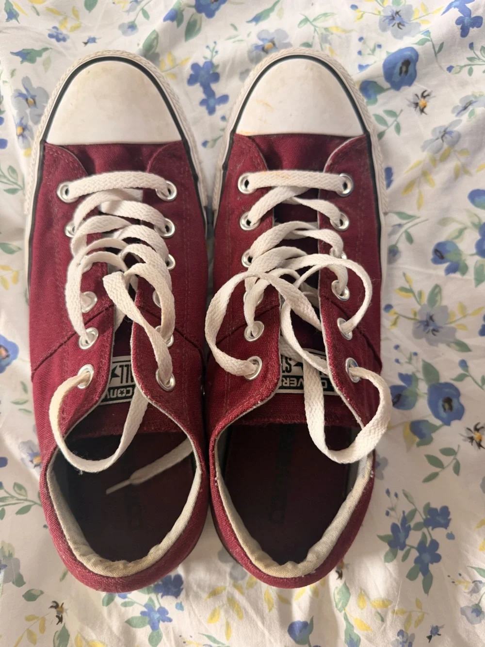Converse Low Top Sneakers in Burgundy with White Laces
